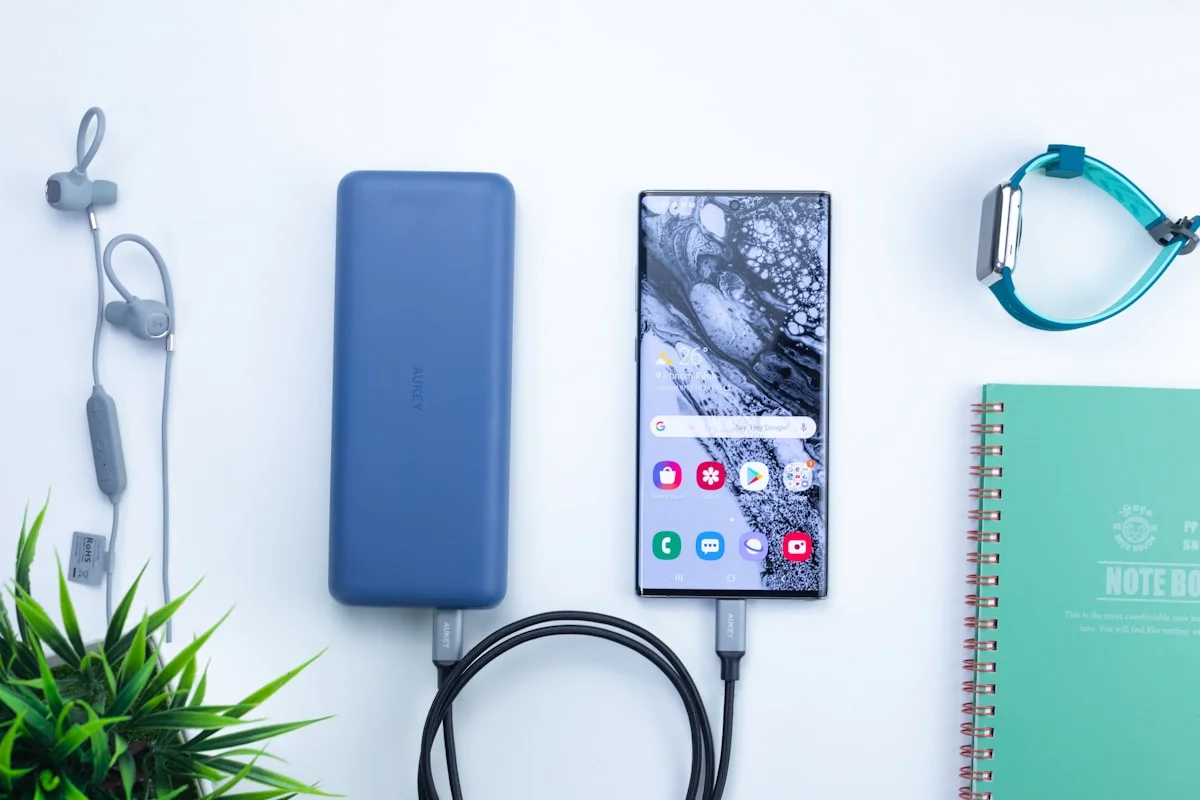 爆安2,880円〜50枚限定クーポンで モバイルバッテリー 大容量 200...